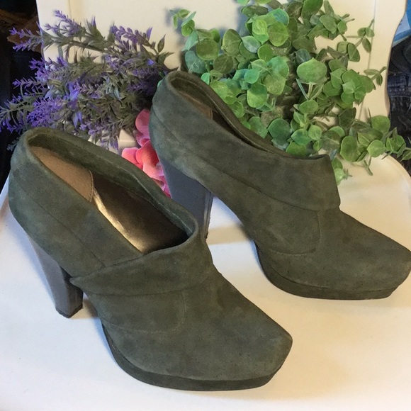Kenneth Cole Reaction Ankle Boot w/Heel, Green - Picture 2 of 8